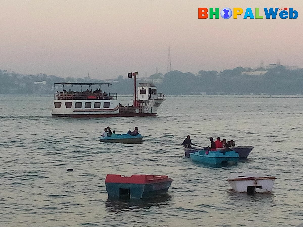 Boats-in-Lake-View-Bhopal